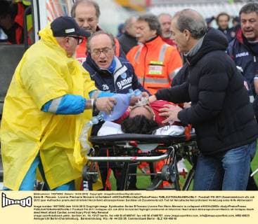 Serie B - Pescara - Livorno: Piermario Morosini ist kollabiert xHOCHxZWEIx xItalyxPhotoxPressx 