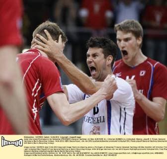 Jubel über einen Punktgewinn bei Sebastian PRÜSENER (Generali Haching), mit Max GÜNTHÖR (li.), Christian DÜNNES (re.) Volleyball, Männer, playoff, 3. Finale, Generali Haching vs Berlin Recycling Volleys, 14.04.2012, GER, Deutschland,
