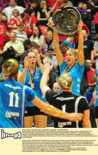 Hanne Haugen Aas (Schwerin) jubelt mit der Meisterschale, links daneben Tanja Joachim und Anne Buijs (11), Dresdner SC gegen Schweriner SC, Finale um die deutsche Meisterschaft, Volleyball, 1. Bundesliga Frauen, Margon-Arena Dresden Bodenbacher Straße, DSC, Saison 2011 2012, 14.04.2012, Finalspiel um den Meistertitel,