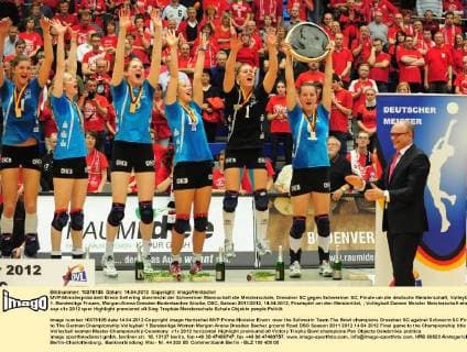 MVP-Ministerpräsident Erwin Sellering überreicht der Schweriner Mannschaft die Meisterschale, Dresdner SC gegen Schweriner SC, Finale um die deutsche Meisterschaft, Volleyball, 1. Bundesliga Frauen, Margon-Arena Dresden Bodenbacher Straße, DSC, Saison 2011 2012, 14.04.2012, Finalspiel um den Meistertitel,
