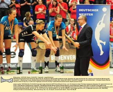 MVP-Ministerpräsident Erwin Sellering überreicht der Schweriner Mannschaft die Meisterschale, Dresdner SC gegen Schweriner SC, Finale um die deutsche Meisterschaft, Volleyball, 1. Bundesliga Frauen, Margon-Arena Dresden Bodenbacher Straße, DSC, Saison 2011 2012, 14.04.2012, Finalspiel um den Meistertitel,