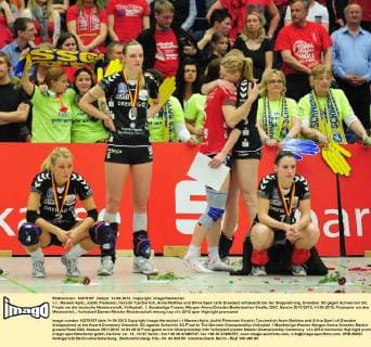 v.l.: Mareen Apitz, Judith Pietersen, Kerstin Tzscherlich, Anne Matthes und Silvia Sperl (alle Dresden) enttäuscht bei der Siegerehrung, Dresdner SC gegen Schweriner SC, Finale um die deutsche Meisterschaft, Volleyball, 1. Bundesliga Frauen, Margon-Arena Dresden Bodenbacher Straße, DSC, Saison 2011 2012, 14.04.2012, Finalspiel um den Meistertitel,