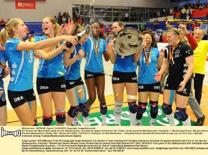 die Schweriner Mannschaft jubelt mit der Meisterschale, Dresdner SC gegen Schweriner SC, Finale um die deutsche Meisterschaft, Volleyball, 1. Bundesliga Frauen, Margon-Arena Dresden Bodenbacher Straße, DSC, Saison 2011 2012, 14.04.2012, Finalspiel um den Meistertitel,
