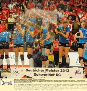 die Schweriner Mannschaft jubelt mit der Meisterschale, Dresdner SC gegen Schweriner SC, Finale um die deutsche Meisterschaft, Volleyball, 1. Bundesliga Frauen, Margon-Arena Dresden Bodenbacher Straße, DSC, Saison 2011 2012, 14.04.2012, Finalspiel um den Meistertitel,