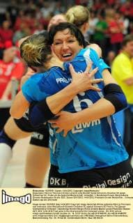 Siegerjubel, Patricia Thormann (hinten) umarmt Julia Retzlaff (beide Schwerin), Dresdner SC gegen Schweriner SC, Finale um die deutsche Meisterschaft, Volleyball, 1. Bundesliga Frauen, Margon-Arena Dresden Bodenbacher Straße, DSC, Saison 2011 2012, 14.04.2012, Finalspiel um den Meistertitel,