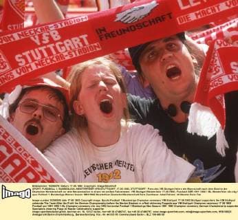 SPORT, FUSSBALL 1. BUNDESLIGA, MEISTERFEIER VFB STUTTGART, 17.05.1992, STUTTGART - Fans des VfB Stuttgart feiern die Mannschaft nach dem Gewinn der Deutschen Meisterschaft vor dem Neckarstadion in einem rot-weißen Fahnenmeer. VfB Stuttgart Meisterfeier 17.05.1992