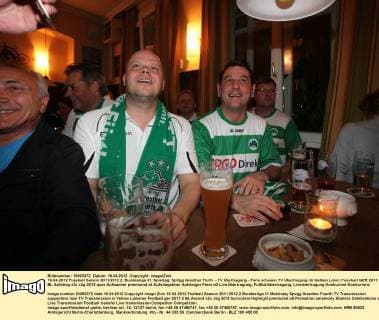16.04.2012 Fussball Saison 2011 2012 2. Bundesliga 31. Spieltag: SpVgg Greuther Fürth - TV Übertragung - Fans schauen TV Übertragung im Gelben Löwn