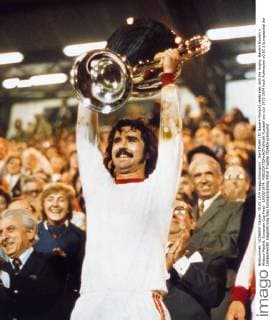 Gerd Müller (FC Bayern Munich) celebrates with the trophy. Bayern Munich v Atletico Madrid. European Cup Final - 19 05 1974. 