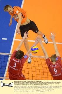 Volleyball Berlin 17.04.2012 1. Bundesliga DVL Saison 2011 2012 Finale Spiel 4 Berlin Recycling Volleys - Generali Haching Paul Carroll (Berlin Recycling Volleys, No.12) Denis Kaliberda (Haching, No. 03) Max Günthör Guenthoer (Haching, No. 09)