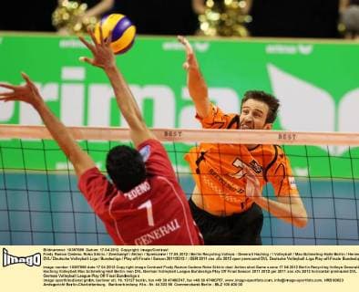 Fredy Ramon Cedeno. Roko Sikiric Zweikampf Aktion Spielszene 17.04.2012 Berlin Recycling Volleys - Generali Haching Volleyball Max-Schmeling-Halle Berlin Herren DVL Deutsche Volleyball-Liga Bundesliga Play-off-Finale Saison 2011 2012