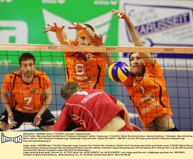 Felix Fischer, Max Guenthoer Günthör,Scott Touzinsky Zweikampf Aktion Spielszene 17.04.2012 Berlin Recycling Volleys - Generali Haching Volleyball Max-Schmeling-Halle Berlin Herren DVL Deutsche Volleyball-Liga Bundesliga Play-off-Finale Saison 2011 2012