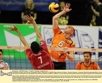 Fredy Ramon Cedeno, Felix Fischer Zweikampf Aktion Spielszene 17.04.2012 Berlin Recycling Volleys - Generali Haching Volleyball Max-Schmeling-Halle Berlin Herren DVL Deutsche Volleyball-Liga Bundesliga Play-off-Finale Saison 2011 2012