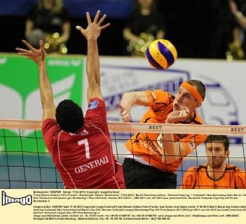 Fredy Ramon Cedeno, Felix Fischer Zweikampf Aktion Spielszene 17.04.2012 Berlin Recycling Volleys - Generali Haching Volleyball Max-Schmeling-Halle Berlin Herren DVL Deutsche Volleyball-Liga Bundesliga Play-off-Finale Saison 2011 2012
