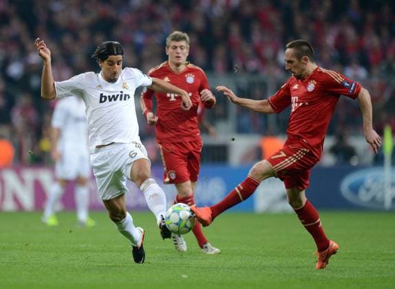 FUSSBALL CHAMPIONS LEAGUE HALBFINAL HINSPIEL 2011 2012 FC Bayern München -Real Madrid 17.04.2012 Sami Khedira (li, Real Madrid) gegen Franck Ribery (FC Bayern München) 