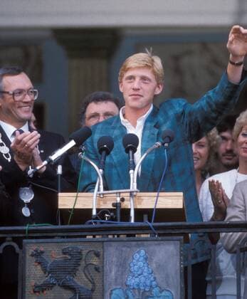 SPORT, TENNIS, ÖFFENTLICHER EMPFANG BORIS BECKER, 12.07.1985, LEIMEN - Offizielle Ehrung für Boris BECKER auf dem Balkon des Spiegelsaals im Alten Rathaus von Leimen durch Bürgermeister Herbert EHRBAR. Öffentlicher Empfang Boris Becker in Leimen 12.07.1985