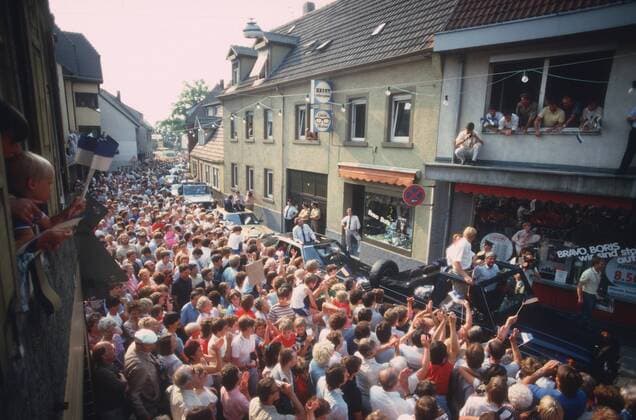 SPORT, TENNIS, ÖFFENTLICHER EMPFANG BORIS BECKER, 12.07.1985, LEIMEN - Tausende Menschen stehen in des Straßen von Leimen und versammeln sich vor dem Alten Rathaus um Boris BECKER nach seinem Sieg im Wimbledon Finale in seiner Heimatstadt zu begrüßen. Öffentlicher Empfang Boris Becker in Leimen 12.07.1985