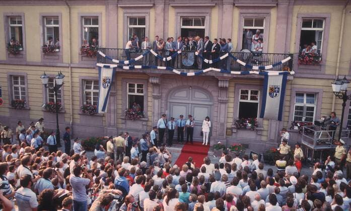 SPORT, TENNIS, ÖFFENTLICHER EMPFANG BORIS BECKER, 12.07.1985, LEIMEN - Offizielle Ehrung für Boris BECKER auf dem Balkon des Spiegelsaals im Alten Rathaus von Leimen durch Bürgermeister Herbert EHRBAR. Mit auf dem Balkon stehen Trainer Günther BOSCH, Schwester Sabine BECKER, Vater Karl-Heinz BECKER und Mutter Elvira BECKER. Öffentlicher Empfang Boris Becker in Leimen 12.07.1985