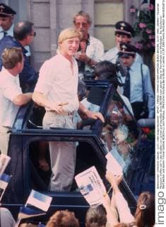 SPORT, TENNIS, ÖFFENTLICHER EMPFANG BORIS BECKER, 12.07.1985, LEIMEN - Tausende Menschen treffen sich in den Straßen von Leimen und begrüßen Boris BECKER nach seinem Sieg im Tennisfinale von Wimbledon. Der Autokonvoi fährt Becker und seinen Trainer Günther BOSCH (L) zum Rathaus. Öffentlicher Empfang Boris Becker in Leimen 12.07.1985