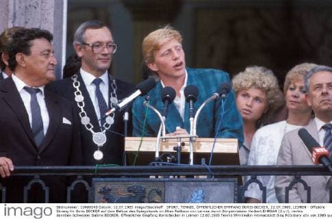 SPORT, TENNIS, ÖFFENTLICHER EMPFANG BORIS BECKER, 12.07.1985, LEIMEN - Offizielle Ehrung für Boris BECKER auf dem Balkon des Spiegelsaals im Alten Rathaus von Leimen durch Bürgermeister Herbert EHRBAR (2.v.l), rechts daneben Schwester Sabine BECKER. Öffentlicher Empfang Boris Becker in Leimen 12.07.1985