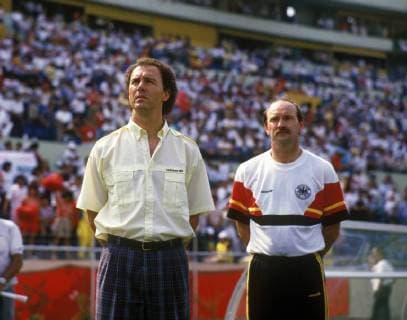 Teamchef Franz Beckenbauer (li.) und Co Trainer Horst Köppel (beide BR Deutschland) - Nationalhymne