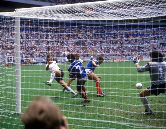 BR Deutschland - Frankreich 2:0 - Norbert Eder (li.) und Rudi Völler (beide BRD) gegen Manuel Amoros (2.v.li.), Philippe Vercruysse und Torwart Joel Bats (alle Frankreich)