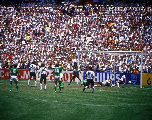 Argentinien - BR Deutschland 3:2 - Karl Heinz Rummenigge ((BRD, 4.v.re.) erzielt das Tor zum 1:2 gegen Torwart Nery Pumpido
