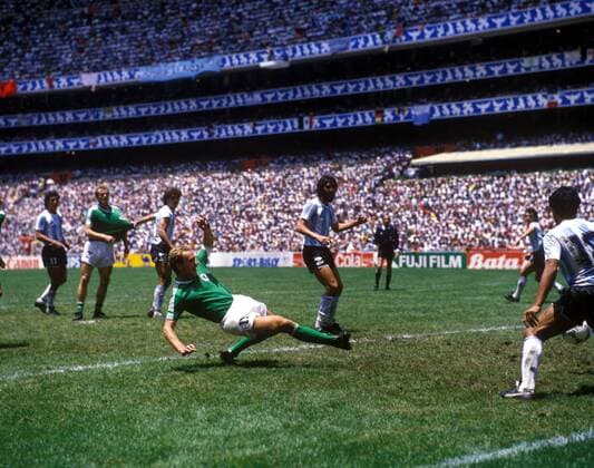 Argentinien - BR Deutschland 3:2 - Karl Heinz Rummenigge (BRD, 4.v.li.) erzielt das Tor zum 1:2 gegen Sergio Batista (Argentinien, 4.v.re.)