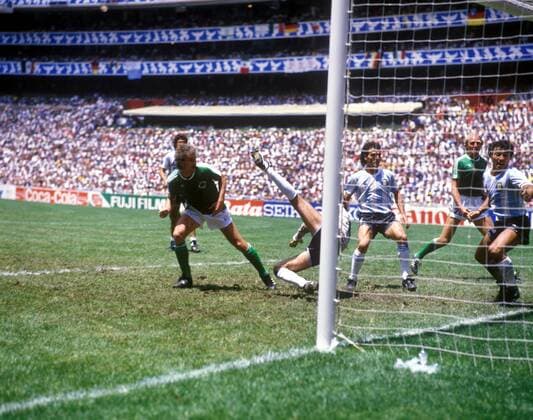 Argentinien - BR Deutschland 3:2 - Rudi Völler (BRD, li.) erzielt das Tor zum 2:2 gegen Julio Olarticoechea (re.) und Jose Luis Cuciuffo (Mitte, beide Argentinien), dahinter Uli Hoeneß (BRD)