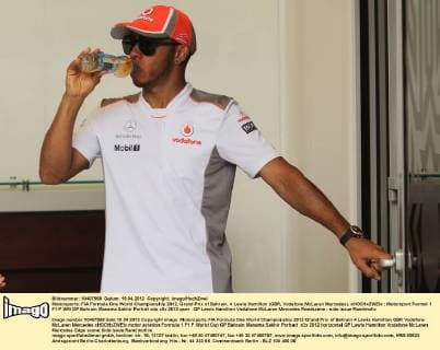 Motorsports: FIA Formula One World Championship 2012, Grand Prix of Bahrain, 4 Lewis Hamilton (GBR, Vodafone McLaren Mercedes), xHOCHxZWEIx