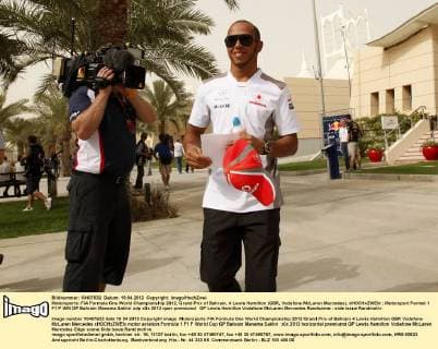 Motorsports: FIA Formula One World Championship 2012, Grand Prix of Bahrain, 4 Lewis Hamilton (GBR, Vodafone McLaren Mercedes), xHOCHxZWEIx