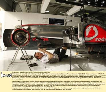 Motorsports: FIA Formula One World Championship 2012, Grand Prix of Bahrain, mechanic of Vodafone McLaren Mercedes xHOCHxZWEIx