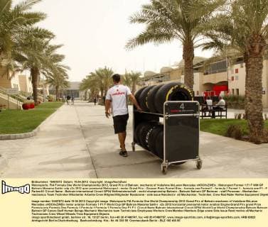 Motorsports: FIA Formula One World Championship 2012, Grand Prix of Bahrain, mechanic of Vodafone McLaren Mercedes xHOCHxZWEIx
