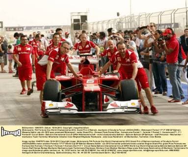Motorsports: FIA Formula One World Championship 2012, Grand Prix of Bahrain, mechanic of Scuderia Ferrari xHOCHxZWEIx