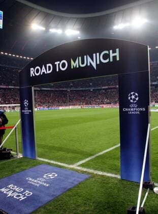 Tafel und Teppich - Road to Munich Fussball UEFA Champions League München Allianz Arena 17.04.2012 FC Bayern München