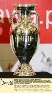 WARSZAWA 20.04.2012, Ankunft der Euro Trophäe Coupe Henri Delaunay in Warschau EURO 2012 UEFA CHAMPIONSHIP IN WARSAW POLAND  TEDI200412_001