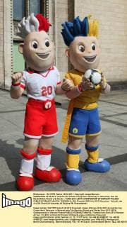 WARSZAWA 20.04.2012, Ankunft des Pokals Coupe Henri Delaunay in Warschau, hier die Maskottchen Slavek und Slavko EURO 2012 UEFA CHAMPIONSHIP IN WARSAW POLAND  TEDI200412_004