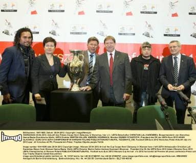 WARSZAWA 20.04.2012, Ankunft des Pokals Coupe Henri Delaunay in Warschau, hier v.li.: UEFA Botschafter CHRISTIAN LALI KAREMBEU, Bürgermeisterin von Warschau Hanna Beata Gronkiewicz-Waltz, UEFA Direktor MARTIN KALLEN, ANDRZEJ SZARMACH, Musiker MUNIEK STASZCZYK, Präsident des OK der UEFA Euro 2012 ADAM OLKOWICZ EURO 2012 UEFA CHAMPIONSHIP IN WARSAW POLAND  TEDI200412_036
