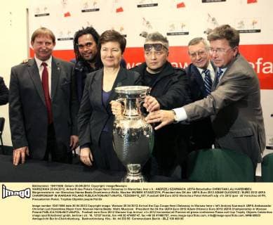 WARSZAWA 20.04.2012, Ankunft des Pokals Coupe Henri Delaunay in Warschau, hier v.li.: ANDRZEJ SZARMACH, UEFA Botschafter CHRISTIAN LALI KAREMBEU, Bürgermeisterin von Warschau Hanna Beata Gronkiewicz-Waltz, Musiker MUNIEK STASZCZYK, Präsident des OK der UEFA Euro 2012 ADAM OLKOWICZ EURO 2012 UEFA CHAMPIONSHIP IN WARSAW POLAND  TEDI200412_037