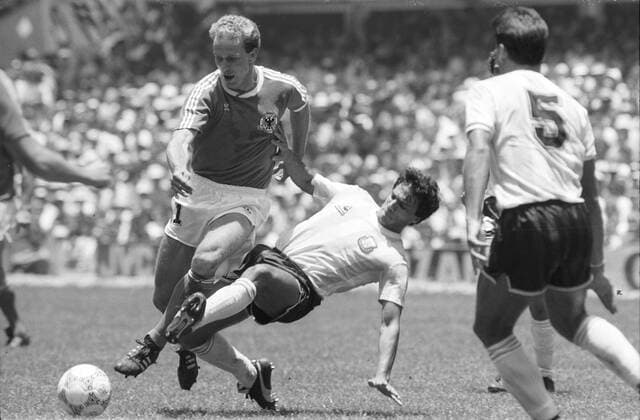 WM Finale 1986 - Argentinien - BR Deutschland 3:2 - Karl Heinz Rummenigge (BRD, li.) gegen Julio Olarticoechea (Argentinien)