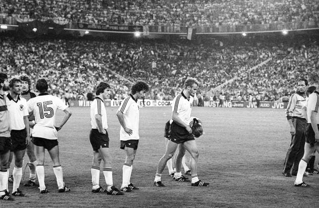 Enttäuschung bei der BR Deutschland nach dem verlorenen WM Endspiel 1982 in Madrid - L-R - Torwart Bernd Franke, Wolfgang Dremmler, Torwart Harald Toni Schumacher, Ulrich Stielike, Klaus Fischer, Paul Breitner und Hans Peter Briegel