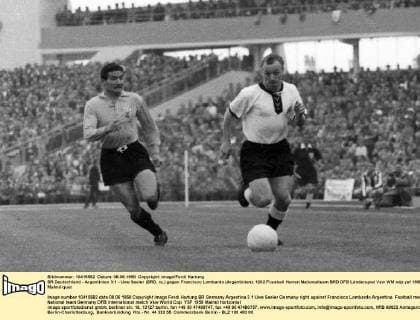 BR Deutschland - Argentinien 3:1 - Uwe Seeler (BRD, re.) gegen Francisco Lombardo (Argentinien)