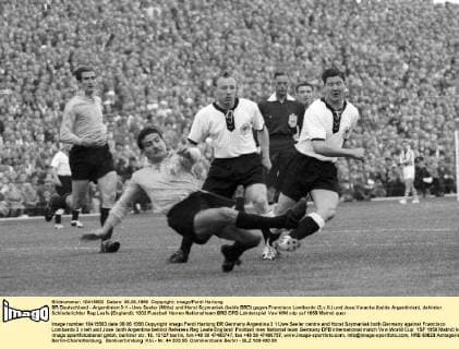 BR Deutschland - Argentinien 3:1 - Uwe Seeler (Mitte) und Horst Szymaniak (beide BRD) gegen Francisco Lombardo (2.v.li.) und Jose Varacka (beide Argentinien), dahinter Schiedsrichter Reg Leafe (England)