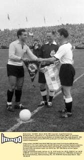 BR Deutschland - Argentinien 3:1 - Die Spielführer Hans Schäfer (BRD, re.) und Pedro Dellacha (Argentinien) tauschen die Wimpel vor Schiedsrichter Reg Leafe (England)