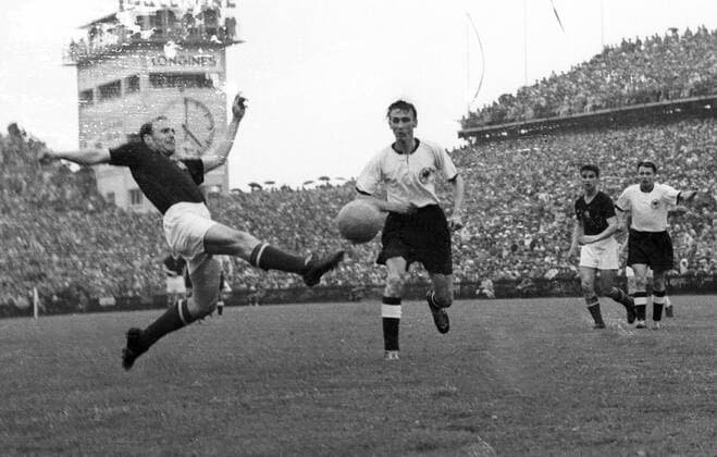 WM Finale 1954 in Bern - BR Deutschland - Ungarn 3:2 - Horst Eckel (BRD, 2.v.li.) gegen Nandor Hidegkuti (Ungarn, li.), beobachtet von Sandor Kocsis (Ungarn, 2.v.re.) und Karl Mai (BRD)