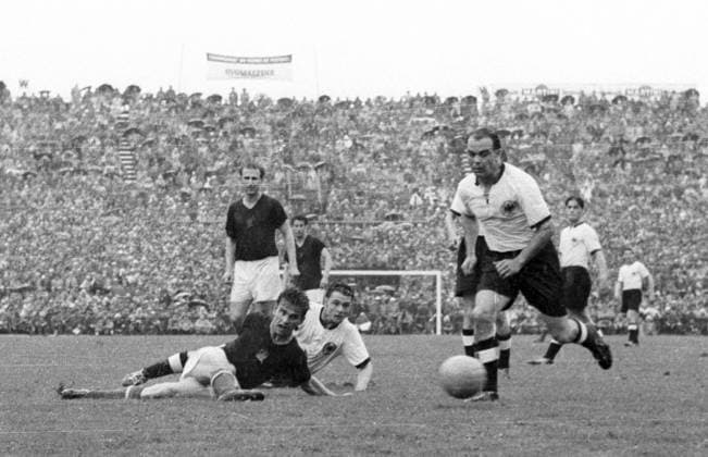WM Finale 1954 in Bern - BR Deutschland - Ungarn 3:2 - Sandor Kocsis (Ungarn, li.) gegen Karl Mai (Mitte) und Werner Kohlmeyer (beide BRD), dahinter u.a. Nandor Hidegkuti (Ungarn, li.)