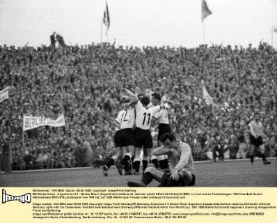 BR Deutschland - Argentinien 3:1 - Nestor Rossi (Argentinien) enttäuscht, dahinter jubelt Alfred Aki Schmidt (BRD, re.) mit seinen Teamkollegen