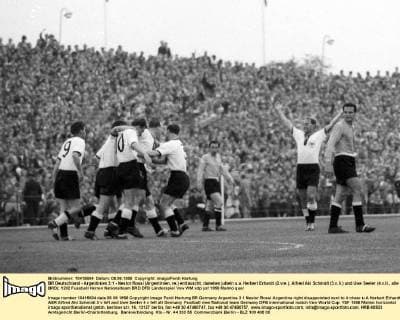 BR Deutschland - Argentinien 3:1 - Nestor Rossi (Argentinien, re.) enttäuscht, daneben jubeln u.a. Herbert Erhardt (2.vre.), Alfred Aki Schmidt (3.v.li.) und Uwe Seeler (4.v.li., alle BRD)