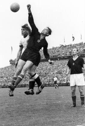 WM Finale 1954 in Bern - BR Deutschland - Ungarn 3:2 - Hans Schäfer (BRD, li.) gegen Torwart Gyula Grosics (Mitte) und Jenö Buzanszky (beide Ungarn)