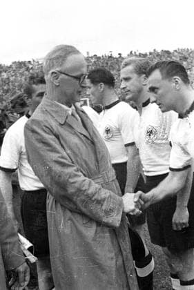 WM Finale 1954 in Bern - BR Deutschland - Ungarn 3:2 - Bundespräsident Rodolphe Rubattel (Schweiz, li.) begrüßt Josef Posipal (re.), Werner Liebrich (2.v.re.) und Ottmar Walter (Mitte, alle BRD)