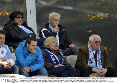 21.04.2012, Fussball 2.Bundesliga Saison 2011 2012, 32.Spieltag, TSV 1860 München - FC Ingolstadt 04. in der Allianz-Arena München. Präsident Dieter Schneider (oben 1860) mit E-Zigarette auf der Ehrentribüne.